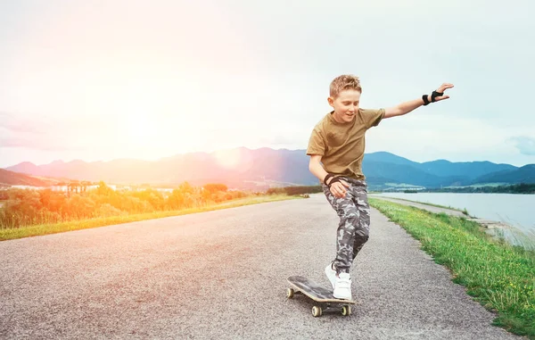 Chico Aprender Patinar Monopatín — Foto de Stock