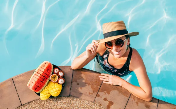 Donna Sorridente Cappello Paglia Occhiali Sole Che Nuota Piscina Gode — Foto Stock