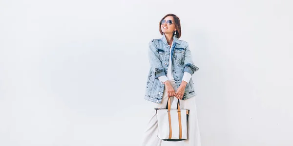Kvinna Elegant Outfit Med Oversize Denim Jacka Och Shopper Väska — Stockfoto