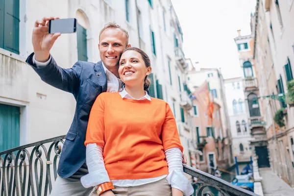 Szczęśliwy Miłości Para Zrobić Zdjęcie Selfie Jednym Licznych Mostów Wenecji — Zdjęcie stockowe