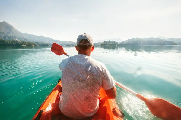 Adolescente Flotando Kayak Aguas Tranquilas Lago Cheow Lan Parque Nacional — Foto de Stock