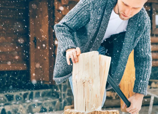 Hombre Cortando Madera Patio Cubierto Nieve Para Una Chimenea Casa — Foto de Stock