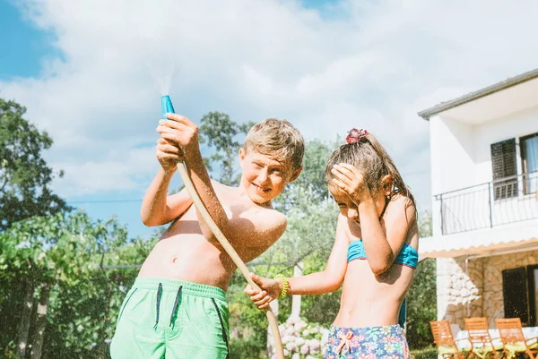 Atividade Dias Quentes Verão Menina Feliz Salta Sob Água Quando — Fotografia de Stock