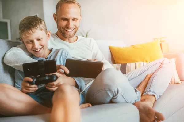 Pai Filho Jogo Jogadores Funs Sentar Juntos Casa Sofá Aconchegante — Fotografia de Stock