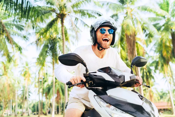 Feliz Sorrindo Gritando Turista Masculino Capacete Óculos Sol Andando Moto — Fotografia de Stock