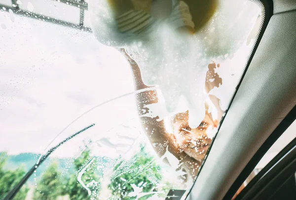 Little Boy Washing His Father Windshield Car Window Soap Foamy — Stock Photo, Image