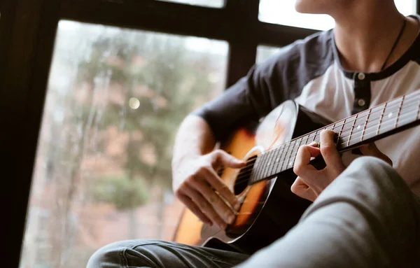 Człowiek Ręce Siedzi Dużym Oknie Okna Gra Gitarze Palce Zbliżenie — Zdjęcie stockowe