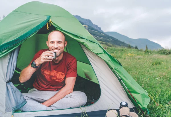 Aufrichtig Lächelnder Mann Grünen Zelt Der Den Kaffee Aus Einer — Stockfoto