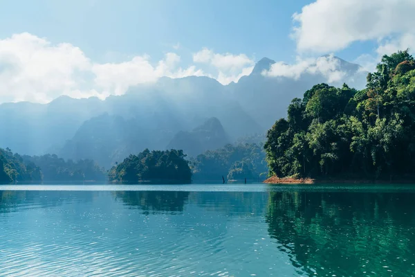 Increíble Vista Del Lago Cheow Lan Con Selva Tropical Las —  Fotos de Stock