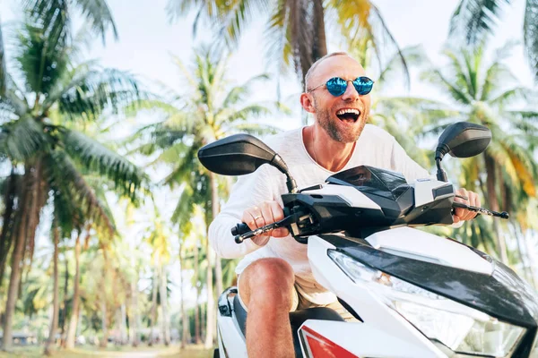 Feliz Sorrindo Turista Masculino Óculos Sol Andando Moto Scooter Durante — Fotografia de Stock