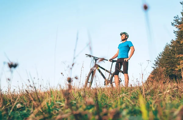 Человек Велосипедом Остаться Вершине Холма Наслаждаться Закатом — стоковое фото