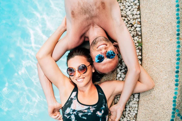 Šťastný Pár Lásce Ležící Okraji Bazénu — Stock fotografie