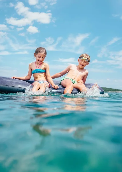 Hermano Pequeño Hermana Sentados Colchón Inflable Mar Adriático Felices Vacaciones —  Fotos de Stock