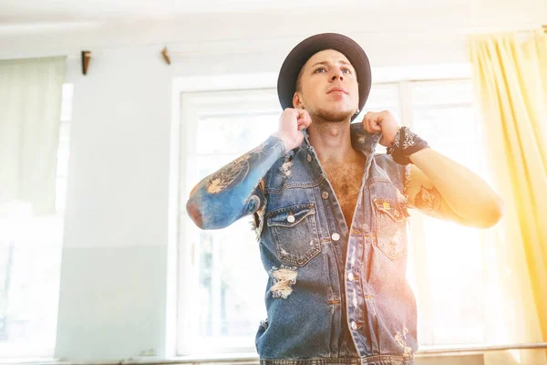 Dancer Man Denim Jacket Posing Dance Hall — Stock Photo, Image