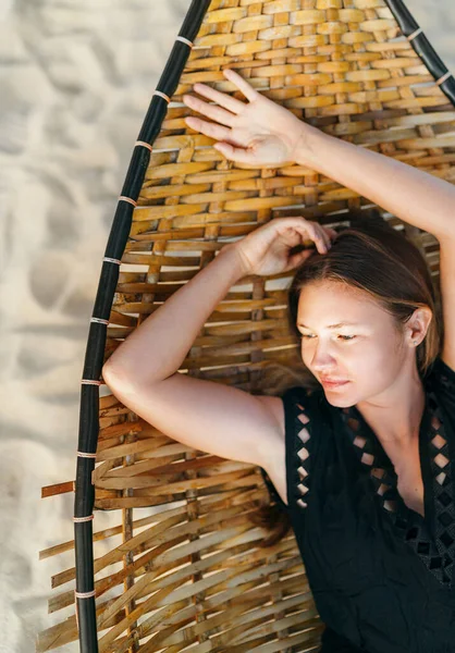 Вид Сверху Красивую Молодую Женщину Лежащую Гамаке Песчаном Пляже Смотрящую — стоковое фото