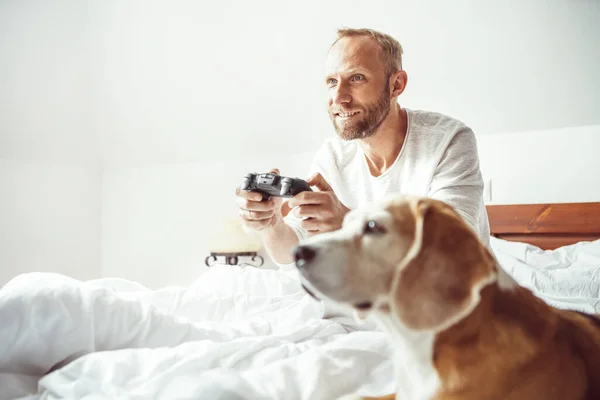 Adulto Impanato Uomo Svegliato Gioca Giochi Non Alza Dal Letto — Foto Stock