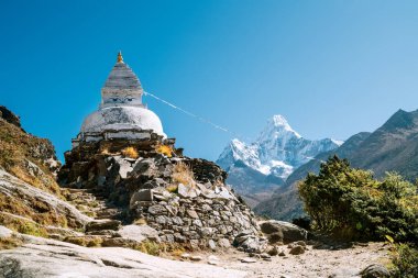 Budist Stupa - ama Dablam 6814 metrelik kar ve buzla kaplı mimari ve dini yapı. Sagarmatha Ulusal Parkı 'ndaki Imja Khola vadisi. Everest Merkez Kampı (EBC) yürüyüş rotası.