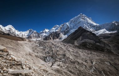 Nuptse ya da Nubtse Dağı 7861 metre manzaralı Khumbu Buzulu ön planda, Gorakshep. Khumbu Buzulu dünyanın en yüksek buzuludur ve aynı zamanda Nepal 'in en büyük buzuludur..