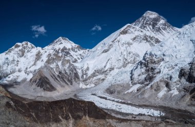 Kala Patthar 564m manzara, Khumbu vadisi, Sagarmatha milli parkı, Nepal Himalayaları 'ndan Kala Patthar Buzulu ile birlikte Everest' in güneybatı cephesi 2019 Ekim 'inde.