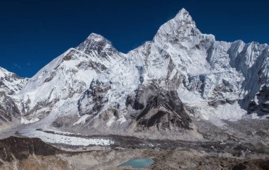 Dağların panoramik manzarası: Everest 8848 metre, Nuptse 7861 metre, Everest ana kamp yolu ve Khumbu Buzulu Kala Patthar 564 metre, Khumbu vadisi, Sagarmatha ulusal parkı, Nepal Himalayaları