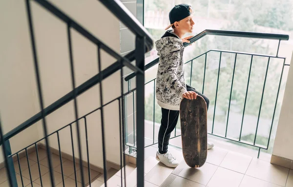 Подросток Скейтбордист Скейтбордом Поднимается Лестнице Домой Свободное Время Молодое Поколение — стоковое фото