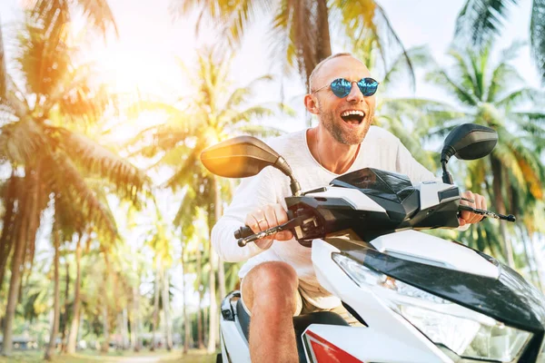 Feliz Sorrindo Turista Masculino Óculos Sol Andando Moto Scooter Durante — Fotografia de Stock