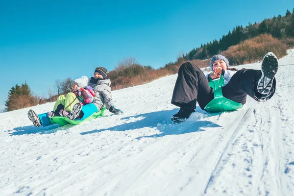 Gelukkige Lachende Kinderen Glijden Van Sneeuw Helling Rijden Sleeën Grappige — Stockfoto