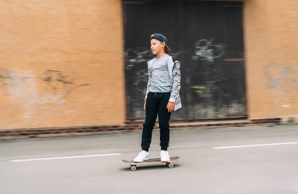 Adolescente Skateboarder Niño Montar Monopatín Carretera Asfalto Cerca Una Pared — Foto de Stock