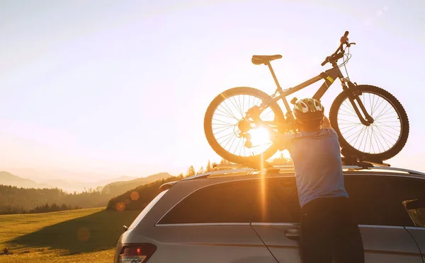 Mann Rast Radlerkleidung Und Schutzhelm Mit Mountainbike Auf Autodach — Stockfoto
