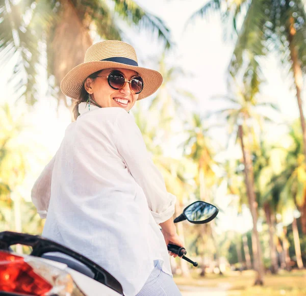 Heureuse Femme Souriante Chapeau Paille Lunettes Soleil Moto Sous Palmier — Photo