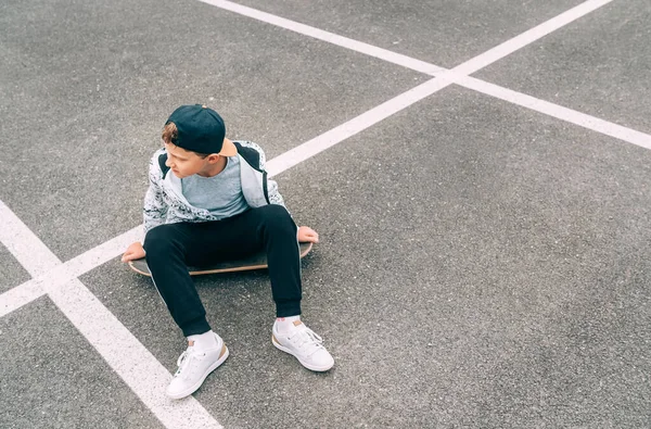 Menino Skatista Adolescente Com Skate Sentado Parque Asfalto Descansando Depois — Fotografia de Stock