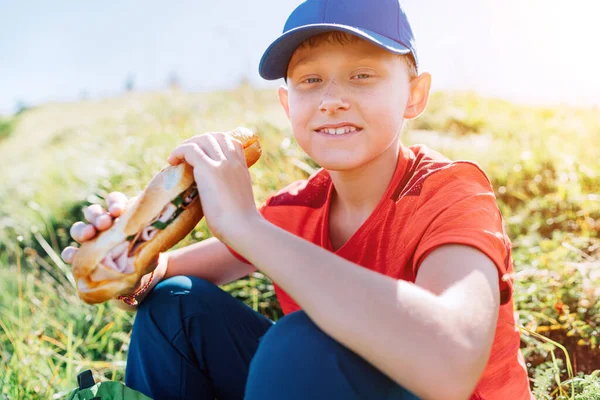 Portrait Garçon Souriant Avec Énorme Sandwich Baguette Sur Sentier Montagne — Photo