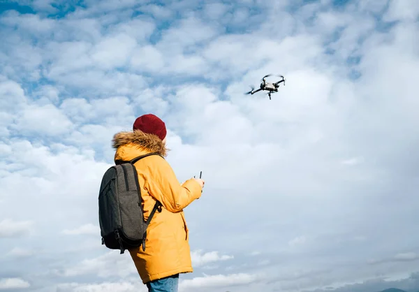 Teenager Gelber Jacke Steuert Eine Moderne Digitale Drohne Fernbedienung — Stockfoto