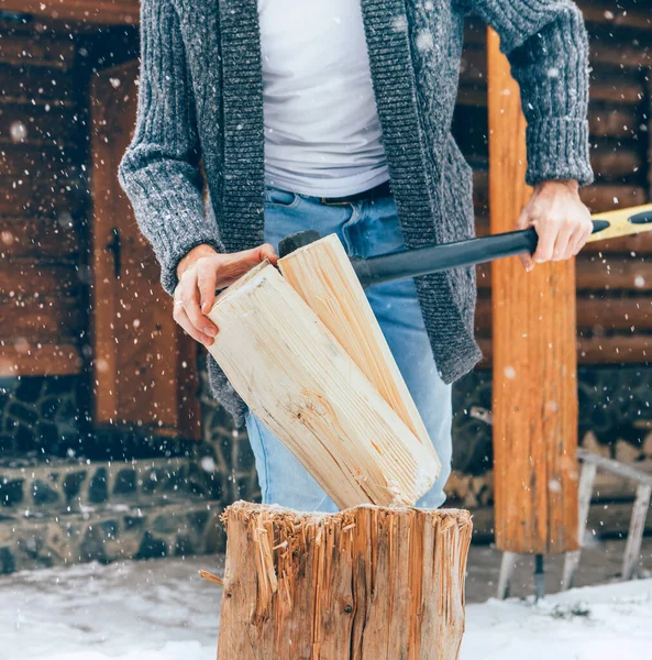 Man Chopping Wood Snowy Yard House Fireplace Heavy Snowflakes Background — Stock Photo, Image