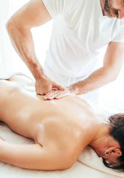 Baard Masseur Man Doet Massage Manipulaties Scapula Gebied Zone Tijdens — Stockfoto