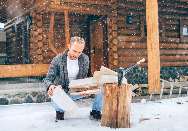 Hombre Cortando Madera Patio Cubierto Nieve Para Una Chimenea Casa —  Fotos de Stock