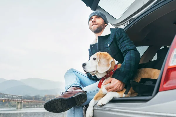 Mannen Med Beagle Dog Sitter Tillsammans Bagageluckan — Stockfoto