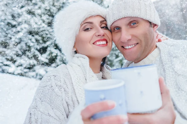 Pareja Enamorada Retrato Bosque Nieve — Foto de Stock