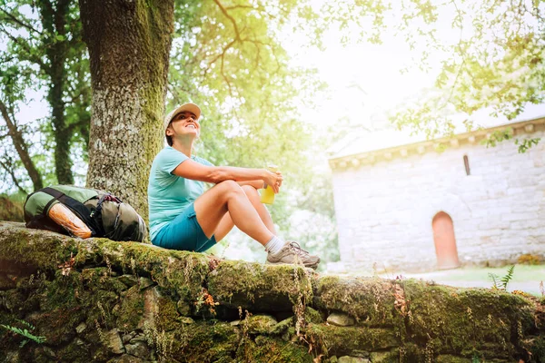 Joven Mochilera Alegre Sonriente Sentada Viejo Castillo Piedra Fance Disfrutando — Foto de Stock