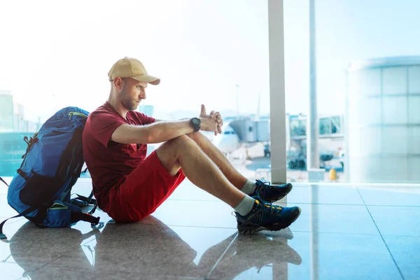 Alleen Backpacker Reiziger Zitten Luchthaven Terminal Vloer Wachten Instappen Vliegtuigen — Stockfoto