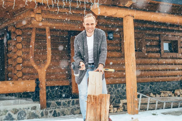 Hombre Cortando Madera Patio Cubierto Nieve Para Una Chimenea Casa —  Fotos de Stock