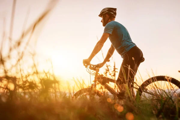 Uomo Biker Uomo Incontra Tramonto Cima Alla Collina Sopra Città — Foto Stock