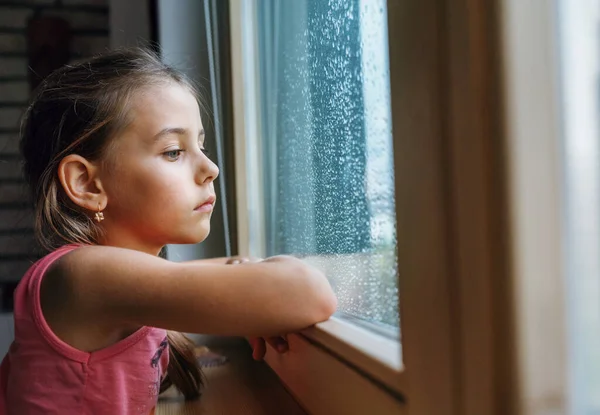 Petite Fille Triste Pensif Regardant Par Fenêtre Avec Beaucoup Gouttes — Photo