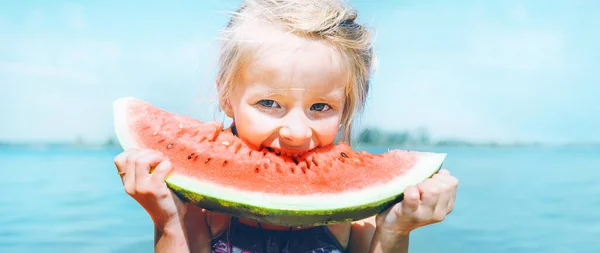Маленькая Девочка Розовых Солнечных Очках Большим Арбузным Сегментом Смешного Портрета — стоковое фото