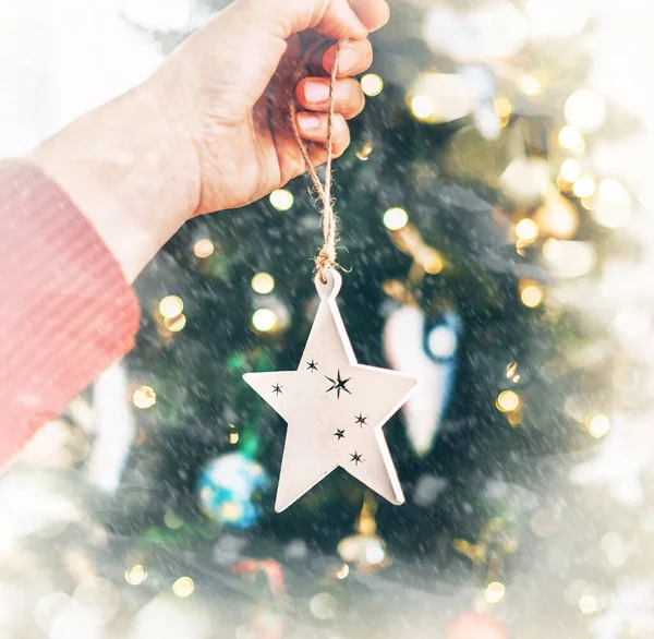 Noel Ağacına Ahşap Yıldız Süslemesi Asan Kadın Eli Yakın Plan — Stok fotoğraf