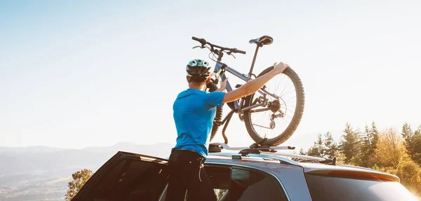 Hombre Ciclista Montaña Tomar Bicicleta Desde Techo Del Coche —  Fotos de Stock