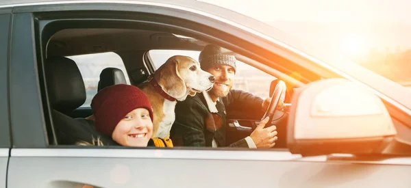 Ojciec Syn Rodzina Podróżują Samochodem Psem Gończym Uśmiechają Się Kamery — Zdjęcie stockowe