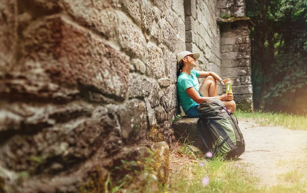 Vermoeide Vrouwelijke Backpacker Rustend Bank Bij Het Oude Antieke Bakstenen — Stockfoto