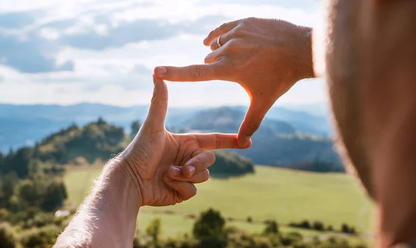 Achteraanzicht Van Mens Kijken Naar Berglandschap Omlijst Met Vingers Zoek — Stockfoto