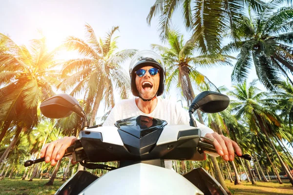 Homem Capacete Seguro Montando Uma Moto Sob Palmeiras Grande Ângulo — Fotografia de Stock